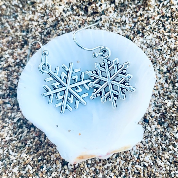 🌷3 For $25🌷 Snowflake Earrings - Picture 2 of 6
